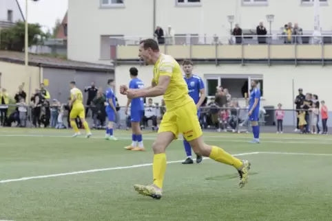 So wollen ihn die Fans des SV Morlautern wieder sehen: Marc Knapp jubelt hier nach seinem Treffer gegen Mechtersheim. 