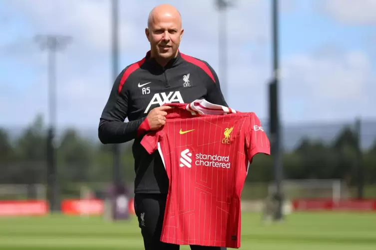 Arne Slot präsentiert stolz das Trikot des LFC.