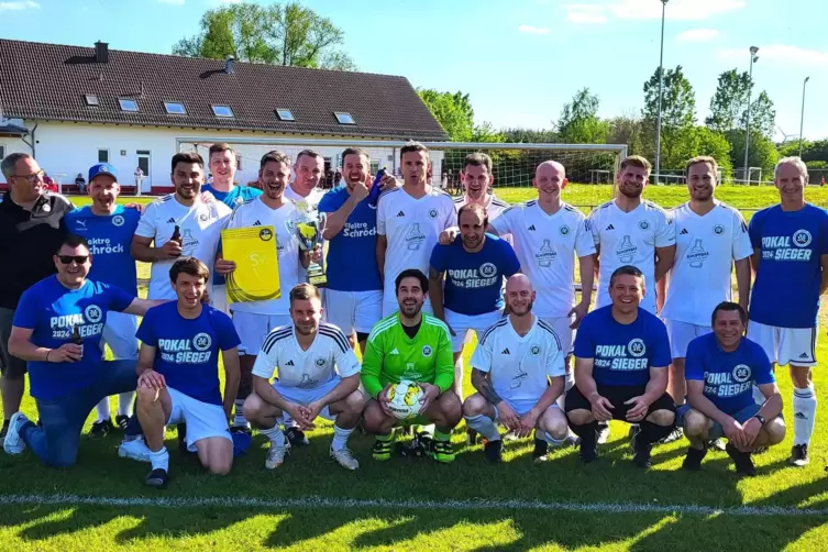 Die erfolgreiche Ü32-Mannschaft des SV Enkenbach nach dem Finale in Mehlingen mit Staffelleiter Stefan Reiland (links). 