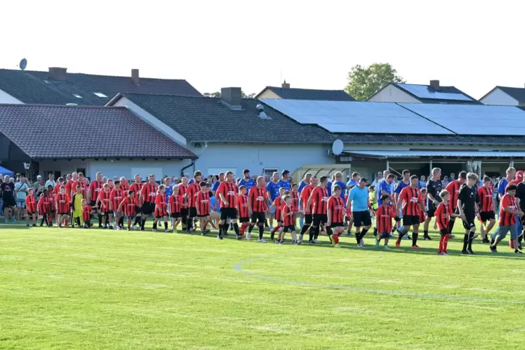 Stars, Senioren und Einlaufkinder: Lotto-Elf und ASV Speyer betreten den Rasen.