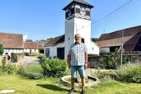 Der neue Mehlbacher Ortsbürgermeister: Gunter Mühlberger (FWG) vorm Glockenturm in der Ortsmitte.