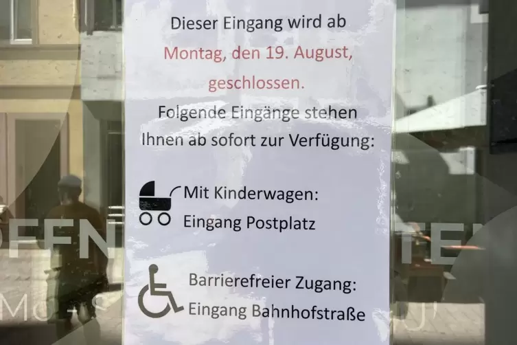 Ein Aushang an der Tür kündigt die Schließung des Postgalerie-Eingangs in der Gutenbergstraße an. 