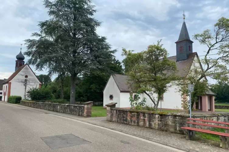 Im Vordergrund die katholische Kirche St. Nikolaus, direkt daneben die evangelische Kirche. 