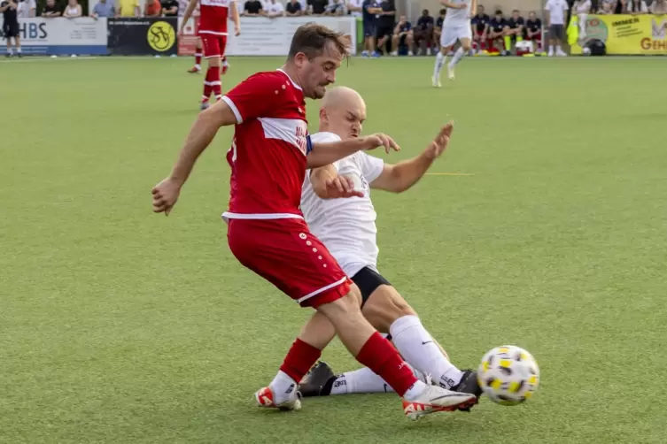 SC-Neuzugang Matteo Randazzo räum t auf. 