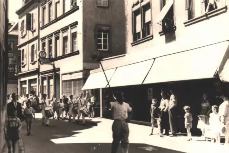 Messeumzug anno dazumal: Von den ersten Messe-Auflagen der Nachkriegszeit sind leider keine Bilder erhalten geblieben, die öffen