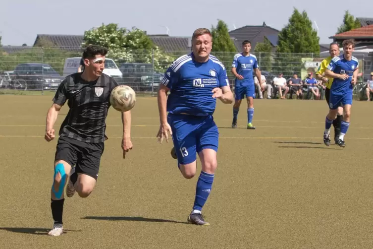 Will oben mitspielen: der TuS Bolanden (in Blau). Hier Joshua Mainka vom TuS (Mitte) gegen Imsbachs Hojat Pahlawani Zara. 