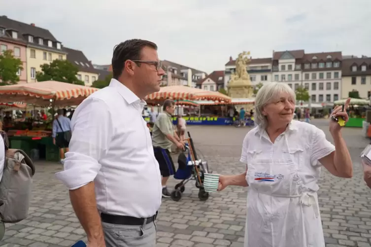 Beigeordneter Volker Proffen im Gespräch mit Marktbetreiberin Stefanie Schott aus Nußloch. 