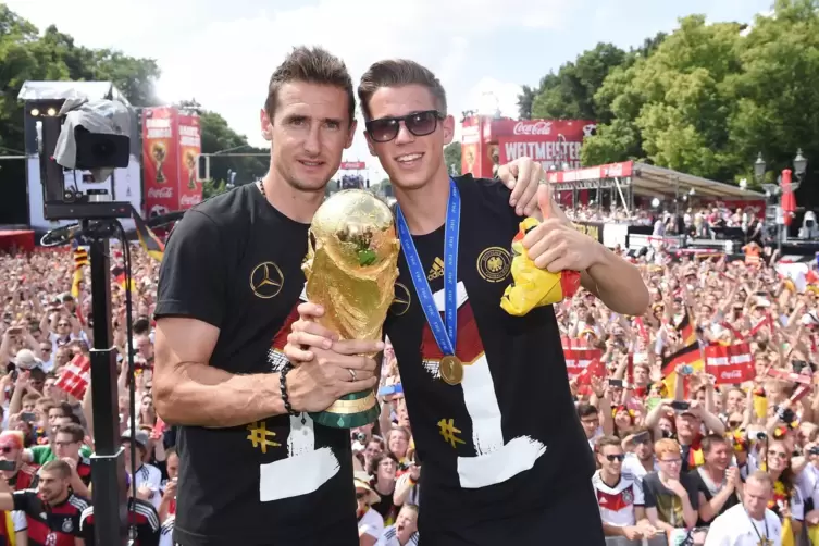 War 2014 mit Miroslav Klose (links) Weltmeister: Erik Durm, der am Sonntag mit der SG Rieschweiler gegen den SV Kirchheimbolande