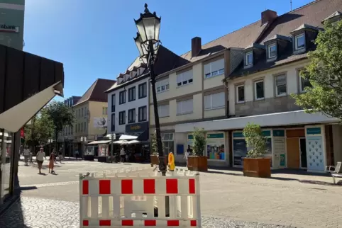 Die Straßenlampe auf dem Rathausplatz hat länger durchgehalten als der weltbekannte schiefe Turm von Pisa.