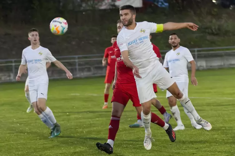 In der Offensive wie in der Defensive kopfballstark: Christof Seibel, hier noch Kapitän, jetzt Co-Spielertrainer des SC Hauenste