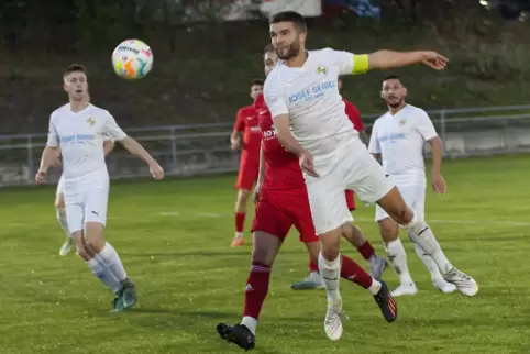 In der Offensive wie in der Defensive kopfballstark: Christof Seibel, hier noch Kapitän, jetzt Co-Spielertrainer des SC Hauenste