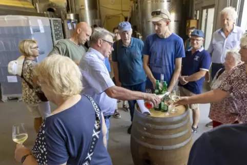 Zur Betriebsführung durch das Weingut gab es Secco und alkoholfreie Traubenbrause, hier schenkt Werkstattleiter Paul Friedek ein