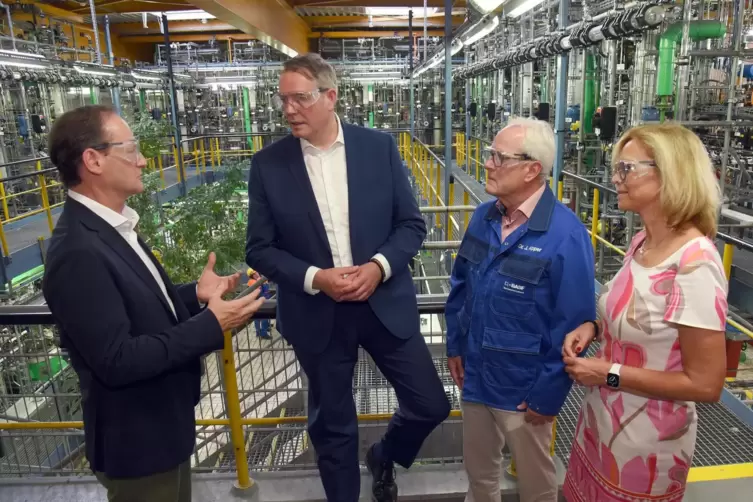 Ministerpräsident Schweitzer beim Besuch der Ausbildung bei der BASF in Ludwigshafen.