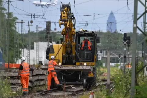 Zwischen Grünstadt und Monsheim werden die Gleise erneuert. 