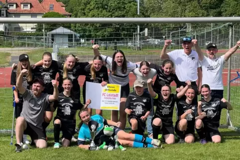 So sehen Siegerinnen aus: Die C-Juniorinnen des FC Leistadt feiern den Gewinn des Vorderpfalzpokals.