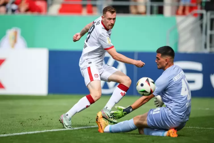 Nach nicht einmal drei Minuten schießt Jannik Mause den FCK in Führung.