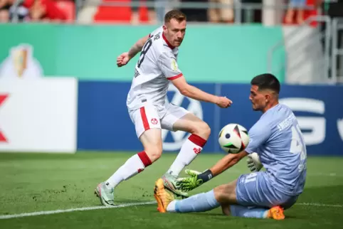 Nach nicht einmal drei Minuten schießt Jannik Mause den FCK in Führung.