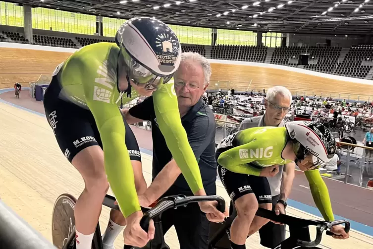 Der spätere Sieger Luca Spiegel (rechts) und Henrik Hackmann beim Start im Sprint bei der Bahnrad-DM.