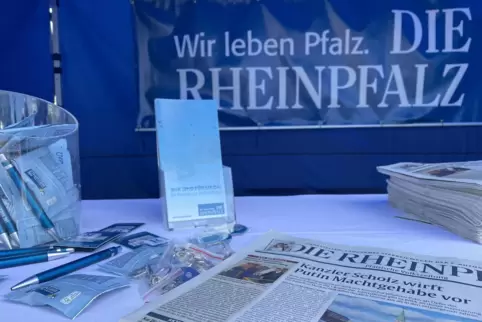 Der himmelblaue RHEINPFALZ-Pavillon steht am Mittwoch von 10 bis 12 Uhr auf dem Rathausvorplatz in Enkenbach. 