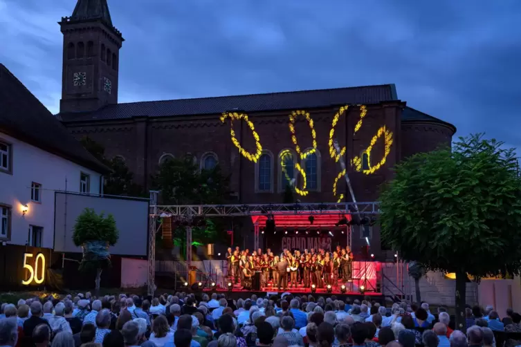 Mit Lichteffekten untermalt: Das Concordia-Open-Air fand auf dem Parkplatz an der katholischen Kirche in Waldsee statt. 