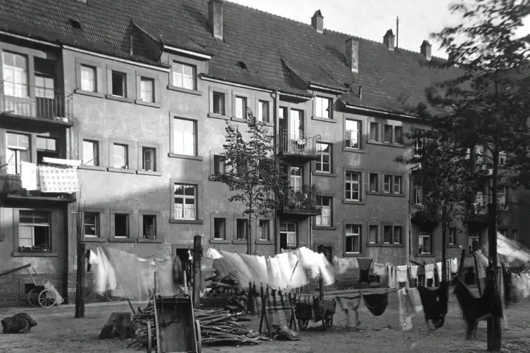 Diese Aufnahme der Hofseite der Bau-AG-Wohnanlage Königstraße 68 bis 74 wurde im Jahr 1928 von der Bau AG gemacht. 