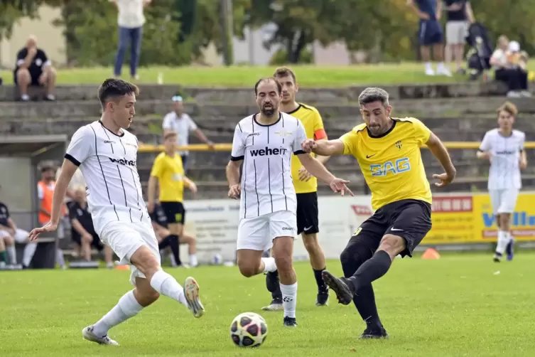 Klare Angelegenheit: Gianluca Feraro (gelb) ist mit dem BSC Oppau gegen Daniel Fichtner (links) und ASV Fußgönheim chancenlos.