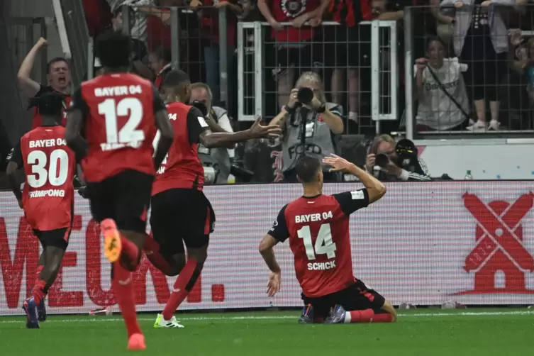 Da sind sie wieder, die späten Leverkusener Tore: Patrik Schick (rechts) hat getroffen. 