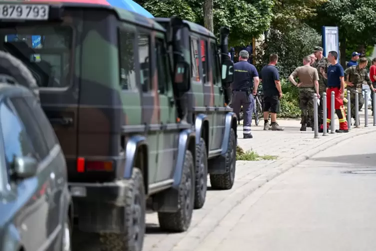 Aufräumarbeiten nach Hochwasser bei Bruchsal