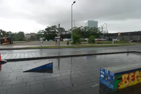 Das Grundstück neben dem Lidl-Markt, auf dem der Neubau entstehen soll. Im Vordergrund zu sehen ist der angelegte Teil des Alten