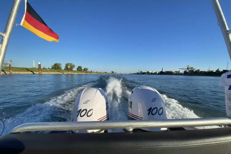 Zweimal 100 PS – mit dieser Motorisierung ist das Mehrzweckboot der Feuerwehr Frankenthal auf dem Rhein unterwegs.