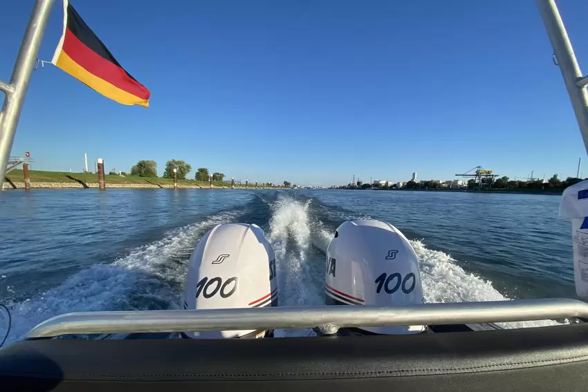 Zweimal 100 PS – mit dieser Motorisierung ist das Mehrzweckboot der Feuerwehr Frankenthal auf dem Rhein unterwegs.