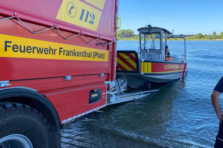 Noch ein kleiner Schubs und das siebeneinhalb Meter lange Boot mit der Bezeichnung »1/79/1« gleitet vom Anhänger in den Strom.