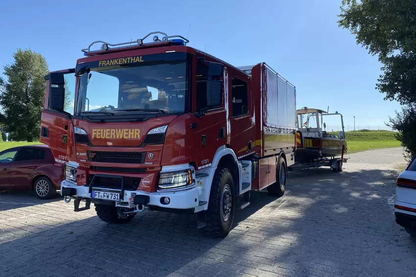 Warten bis die Rampe frei ist: das Gespann der Feuerwehr Frankenthal am Landeshafen Nord.