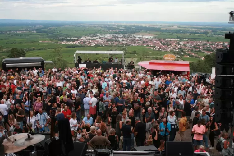 Hoch über der Rheinebene vor dem Friedensdenkmal war die Stimmung wieder gut. 