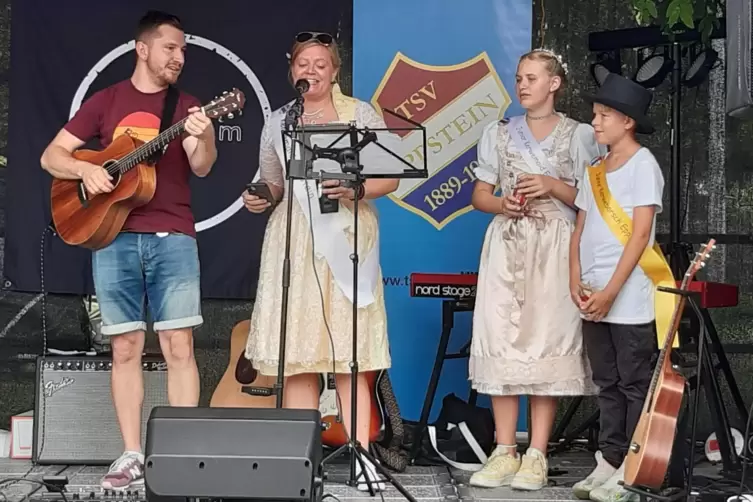 Das von Mirella Kutscher und Tobias Orlik (rechts) gebildete Junior-Kerwepaar assistierte Kerwemaid Kathrin Hinkel. 