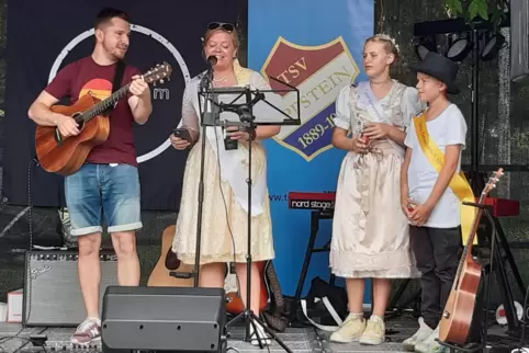 Das von Mirella Kutscher und Tobias Orlik (rechts) gebildete Junior-Kerwepaar assistierte Kerwemaid Kathrin Hinkel. 