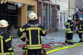 Bild der Verwüstung: Am 25. August 2022 kommt es im ehemaligen »Stoffhaus« in der Wormser Straße zu einer Explosion. Ein Handwer