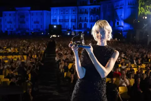 Saule Bliuvaite vor der herrlichen Open-Air-Kulisse von Locarno. Mit der Auszeichnung für sie wird das Filmfestival seinem Anspr