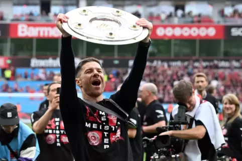 Bayer Leverkusen, hier Trainer Xabi Alonso, startet als Titelverteidiger in die 62. Saison der Fußball-Bundesliga. 