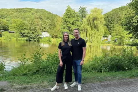 Das Betreiber-Paar Silke und Daniel Pfenning vom „Naturresort Waldglück“ sind überzeugt: Urlaub regional bleibt im Trend. 