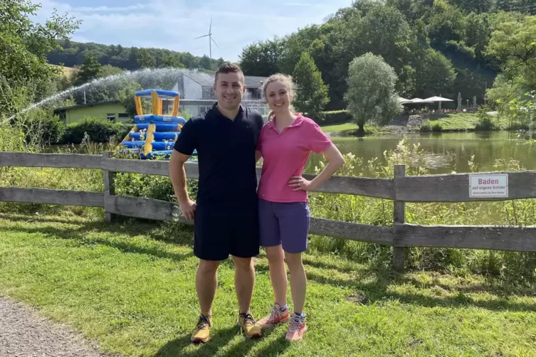 Regen – na und? Auf dem Campingplatz bei Gerbach haben die Besitzer Stef La Croix und seine Frau Kirsten einiges investiert. 