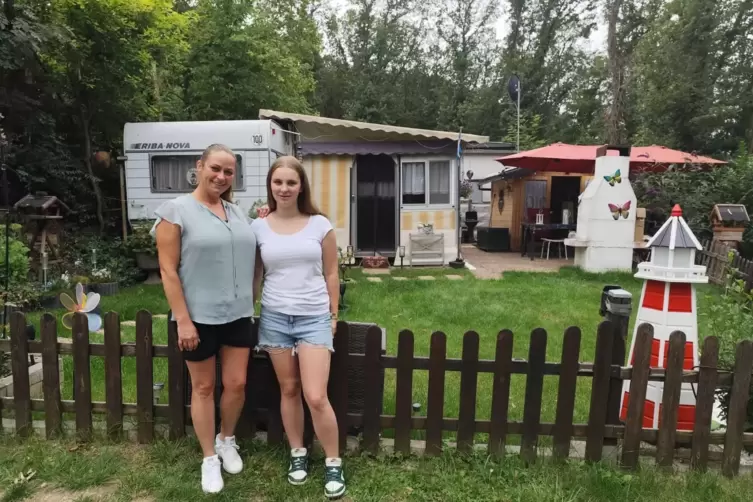 Den Campingplatz in Weitersweiler führt Besitzerin Ina König, hier zu sehen mit ihrer Tochter Alisha, seit 13 Jahren. 