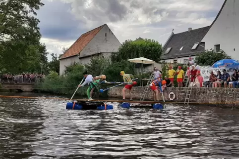 Gaudi im Burgweiher: Ernie und Bert setzen sich durch.