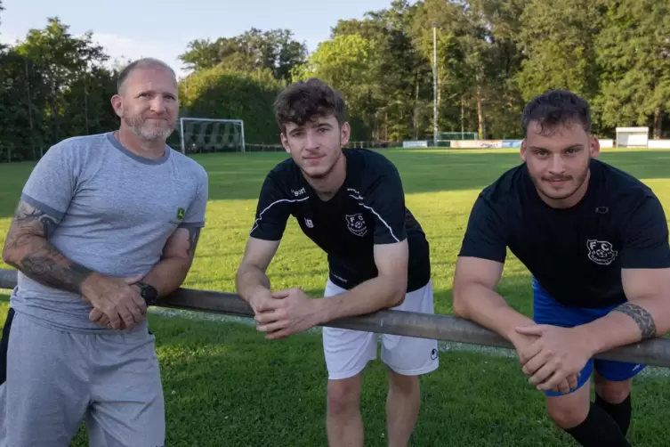 FCK-Trainer Walter Schöb (links) mit seinen Neuzugängen (von links) Nathan Schöb und Jan Neubrech.