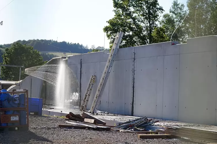 Die massive Betonstützwand sorgte für die zeitliche Verzögerung und eine deutliche Kostensteigerung beim Bau des Recyclinghofs i