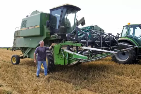 Bald Rentner: Peter Schowalter und sein 40 Jahre alter Mähdrescher John Deere 1068 H.