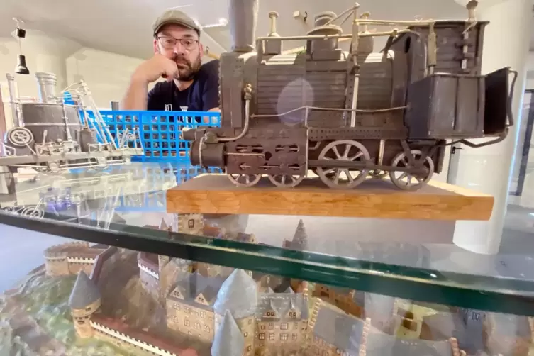 Abschied von der Burg: Loks, Dampffahrzeuge und noch einiges mehr wandern ins Pfalzbahnmuseum in Neustadt. Burgverwalter Andreas