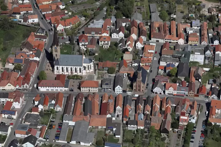 Gefeiert wird im Altort rings um die beiden Kirchen.