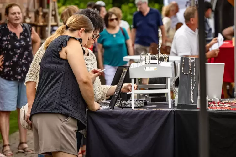 Der Landmarkt mit seinen vielen Ständen und dem großen kulinarischen Angebot lockt jedes Jahr im Sommer viele Besucher an. 