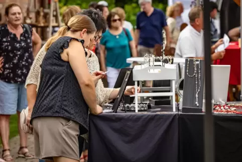 Der Landmarkt mit seinen vielen Ständen und dem großen kulinarischen Angebot lockt jedes Jahr im Sommer viele Besucher an. 